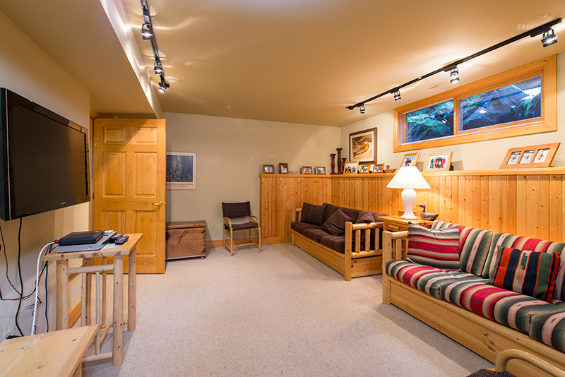 Bedroom with queen log bed