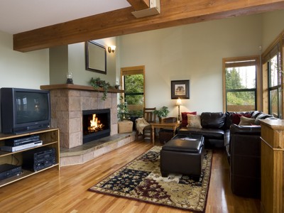 Warm and inviting d&eacute;cor with wood burning fireplace