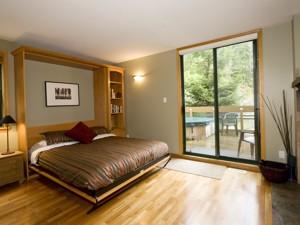 3rd bedroom with access to hot tub