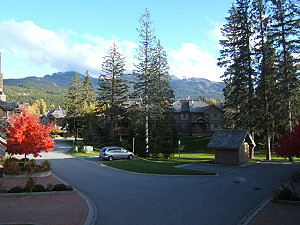 Picturesque, landscaped setting & awesome mountain views